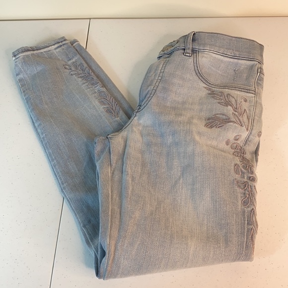 Express NWOT Mid Rise Embroidered Jean SHORT - Picture 4 of 10